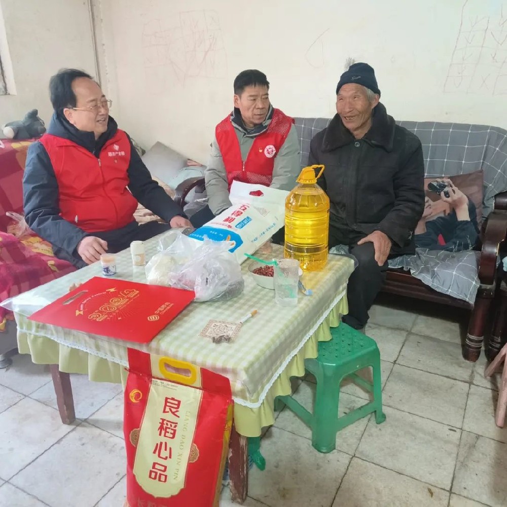 【精神文明建設(shè)】龍行龘龘迎新春，歲寒情深暖人心│鄭投產(chǎn)業(yè)園公司開展“我們的節(jié)日?春節(jié)”送溫暖活動(dòng)