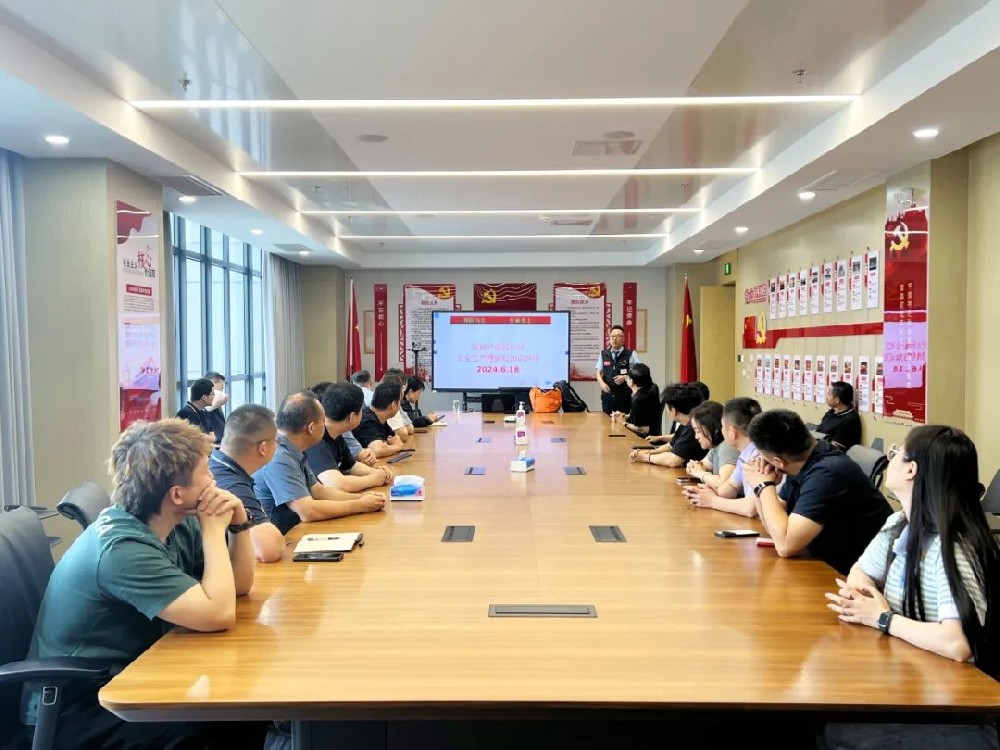 人人講安全 個個會應(yīng)急│鄭投產(chǎn)業(yè)園公司開展消防培訓(xùn)暨應(yīng)急逃生、滅火實(shí)操演練活動