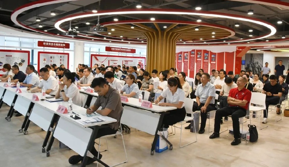 出海新機遇 二七新動能丨政策護航，金融賦能，認證筑基，企業(yè)出海，共繪二七區(qū)企業(yè)新藍圖主題宣講會在鄭投科技創(chuàng)新園成功舉辦